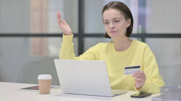 Jeune femme ayant échec de paiement en ligne sur ordinateur portable au bureau — Photo