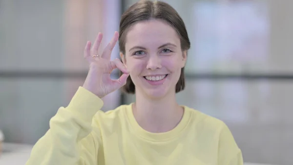 Portret młodej kobiety pokazujący Ok with Finger — Zdjęcie stockowe