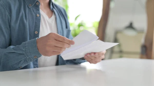 Close Up of Male Reading Paper and Putting in Envelop — Foto de Stock