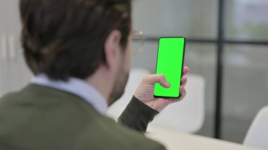 Krom Ekran ile Akıllı Telefon kullanan İşadamı