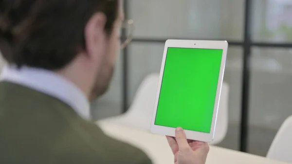 Empresário usando Tablet com tela verde — Fotografia de Stock