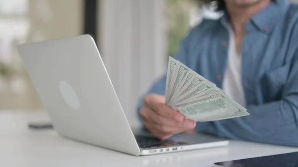男子通过笔记本电脑投资美元的特写 — 图库照片