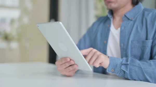 Close Up of Hand Working on Digital Tablet — Foto Stock