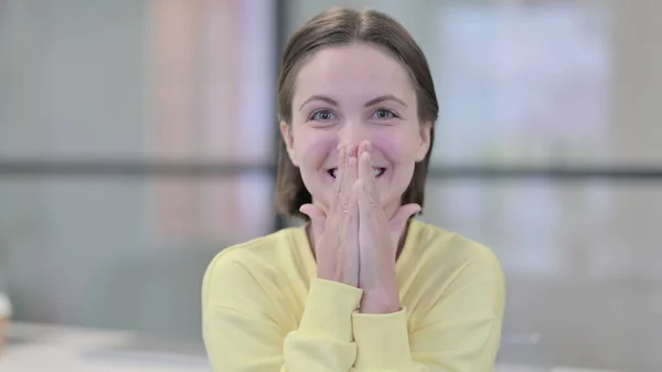 Portret van opgewonden jonge vrouw viert succes — Stockfoto