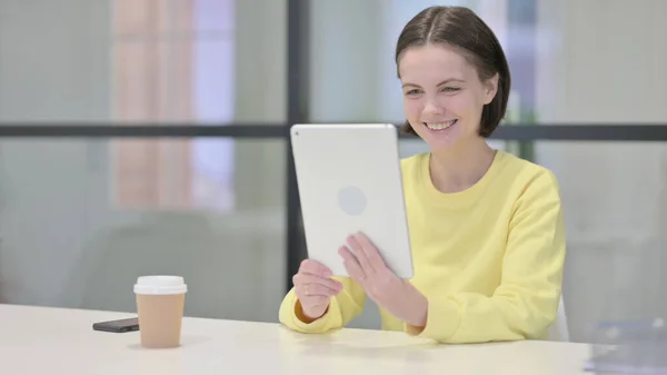 Młoda kobieta robi Wideo Call on Tablet w biurze — Zdjęcie stockowe