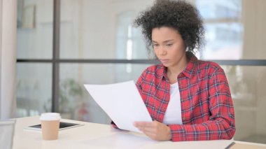 Ofiste Otururken Afrikalı Kadın Raporları Okuyor