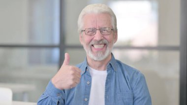 Üst düzey ihtiyarın Başparmaklarını gösteren portresi