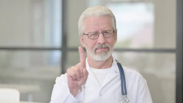 Porträtt av Senior Old Doctor Restricting genom att vifta med fingret — Stockfoto