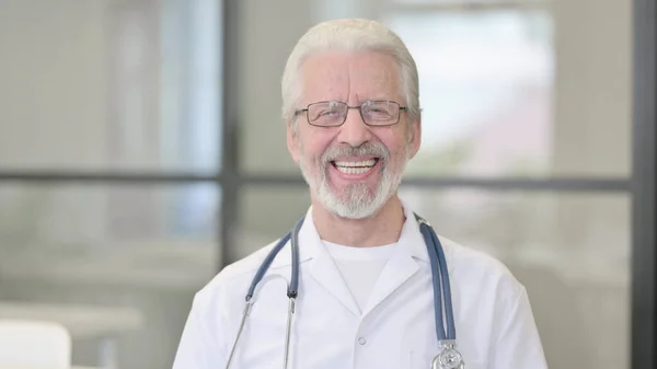 Portrait of Senior Old Doctor Smiling at Camera — Stok fotoğraf