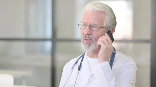 Senior Old Doctor Μιλώντας στο τηλέφωνο — Φωτογραφία Αρχείου