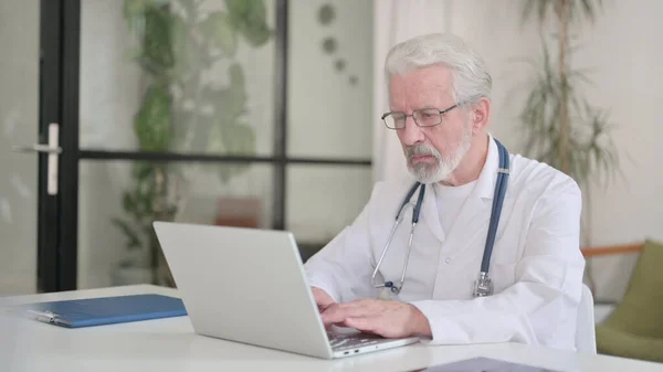 Senior Old Doctor Working on Laptop in Clinic — Fotografia de Stock