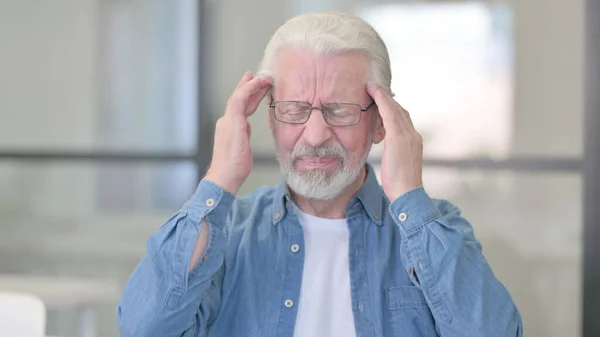 Портрет старшего старика, страдающего головной болью — стоковое фото