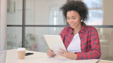 Afrikalı Kadın Tabletten Video Çağrısı Yapıyor