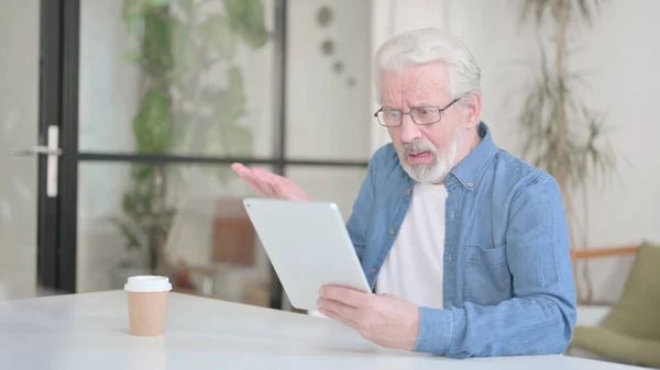 Senior oude man reageert op verlies op de tablet — Stockfoto