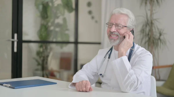 Viejo Doctor Mayor Hablando por Teléfono en Clínica — Foto de Stock