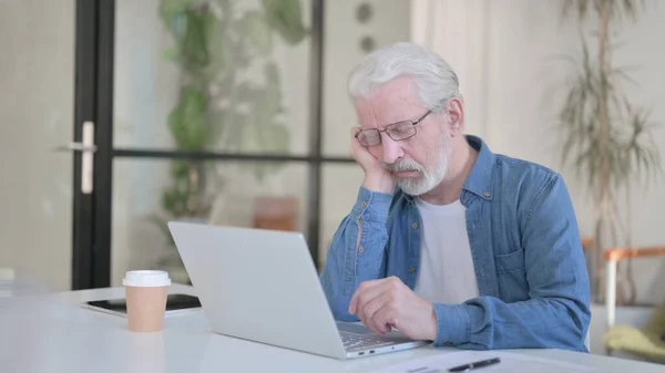 Senior Old Man nemen van Nap tijdens het gebruik van Laptop in Office — Stockfoto