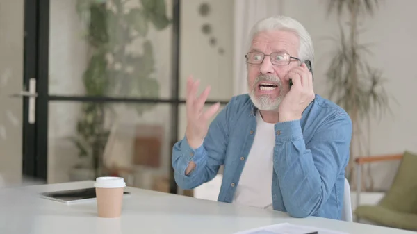 Angry Senior Old Man Talking on Phone, Fighting — Stockfoto