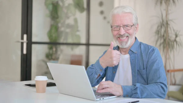 Senior Old Man showing Thumbs Up while using Laptop in Office — Photo