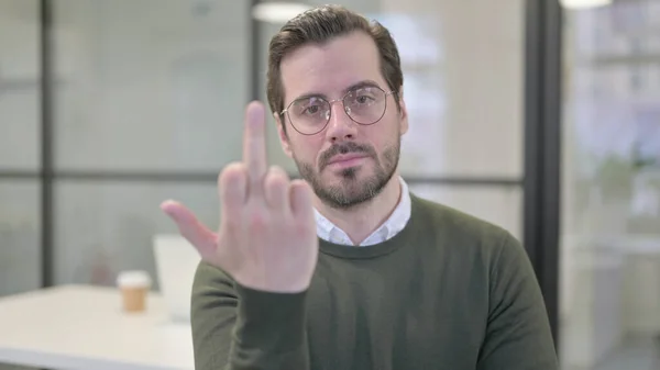 Retrato de un joven empresario enojado mostrando un signo de dedo medio —  Fotos de Stock