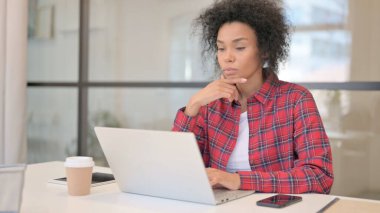 Dizüstü bilgisayarda çalışırken düşünen Afrikalı Kadın