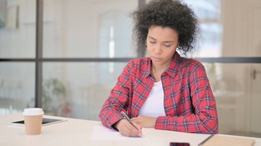 Ofisteki Kağıda Yazan Afrikalı Kadın