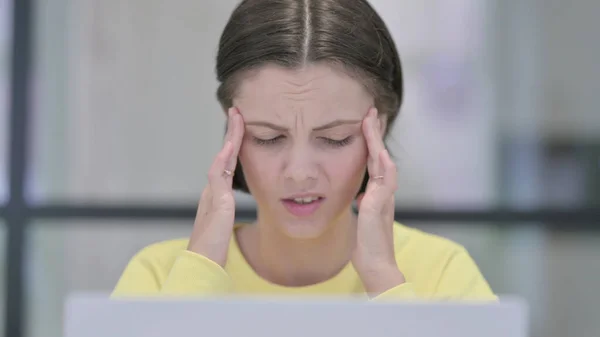 ラップトップを使用している間に頭痛を持っている女性の閉鎖 — ストック写真