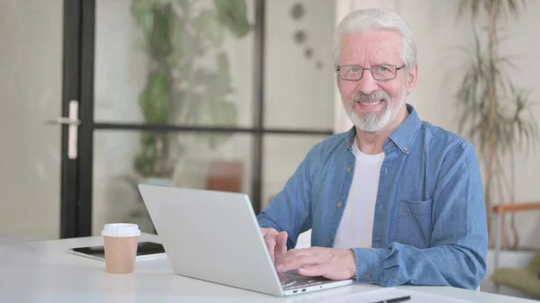 Akkoord Senior Old Man schudden hoofd tijdens het gebruik van Laptop — Stockfoto