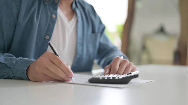 Primer plano de la escritura manual en papel con pluma —  Fotos de Stock