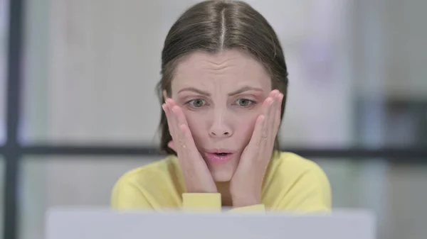 Κοντινό πλάνο της γυναίκας που αντιδρά στην απώλεια στο φορητό υπολογιστή — Φωτογραφία Αρχείου
