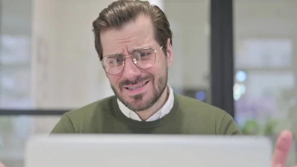 Nahaufnahme eines jungen Geschäftsmannes, der auf einen Laptop-Verlust reagiert — Stockfoto