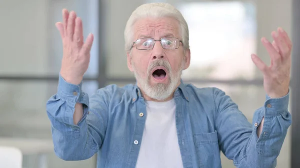 Porträtt av en besviken äldre man Reacting Loss — Stockfoto