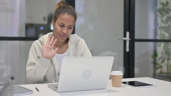 Mulher Africana falando em vídeo chamada no laptop no escritório — Fotografia de Stock
