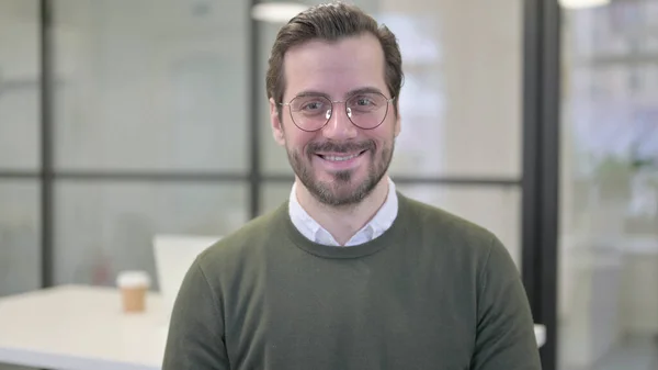 Retrato del joven empresario agitando la cabeza como sí signo, aprobación —  Fotos de Stock