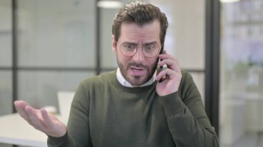 Genç İşadamının Akıllı Telefonda Öfkeyle Konuşan Portresi