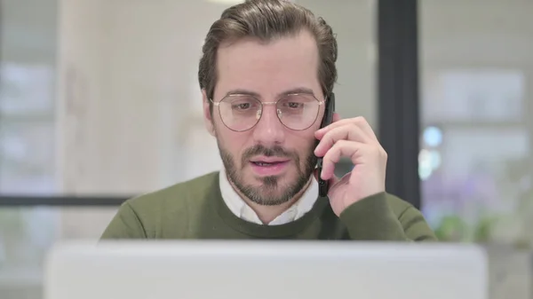 Dizüstü bilgisayarlı Genç İşadamının Akıllı Telefonla Konuşmasını Kapat — Stok fotoğraf