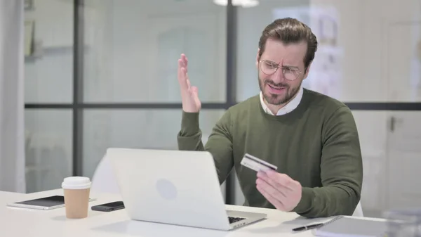 Jeune homme d'affaires faisant échec de paiement en ligne sur ordinateur portable dans le bureau — Photo