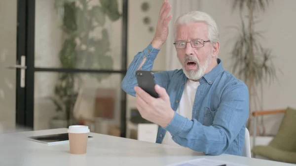 Senior Old Man reageert op verlies op Smartphone in Office — Stockfoto