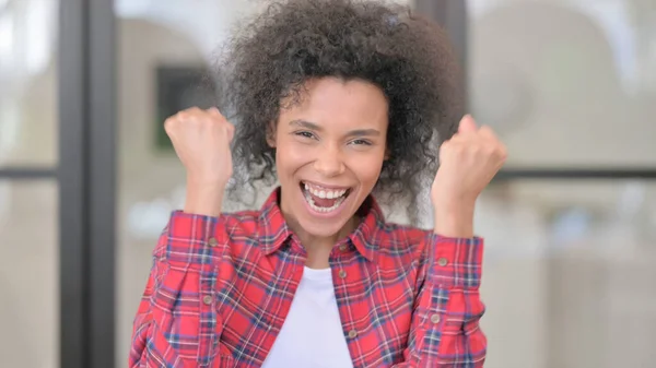 Porträtt av spännande afrikansk kvinna firar framgång — Stockfoto