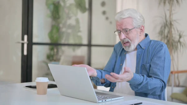 Senior oude man met verlies tijdens het gebruik van Laptop, Falen — Stockfoto