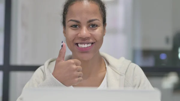 Närbild av afrikansk kvinna med bärbar dator Visar tummen upp — Stockfoto