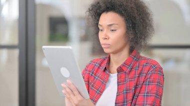 Tablet kullanan Afrikalı Kadın, İnternet Taraması