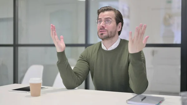 Empresario joven molesto que se siente preocupado mientras está sentado en la oficina — Foto de Stock