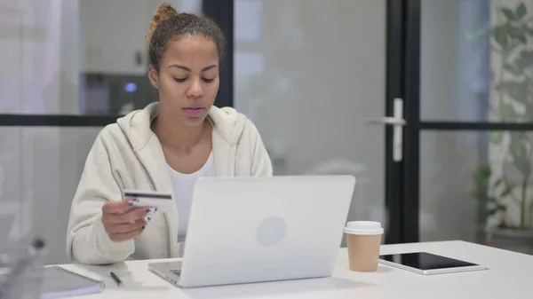 African Woman Doing Internet Banking on Laptop — Fotografia de Stock
