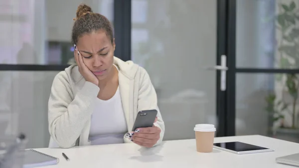 Empörte Afrikanerin reagiert auf Verlust mit Smartphone — Stockfoto