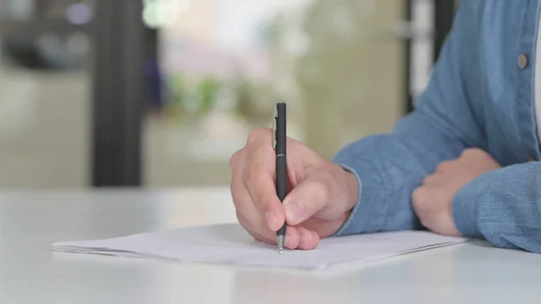 Primo piano dell'uomo che scrive su carta — Foto Stock