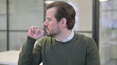 Hasta Genç İşadamı Öksürük Portresi