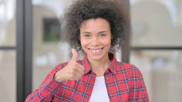 Portrait of African Woman showing Thumbs Up — Stockfoto