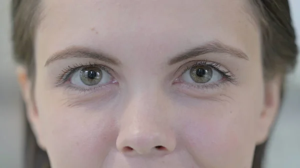 Nahaufnahme weiblicher blinkender Augen — Stockfoto