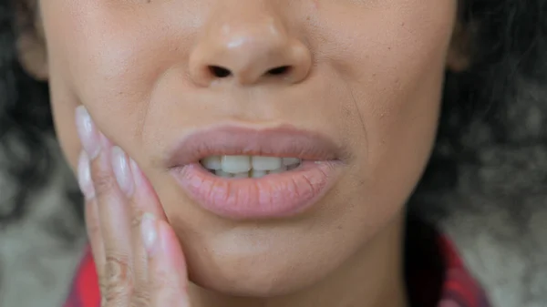 Nahaufnahme einer Afrikanerin mit Zahnschmerzen — Stockfoto