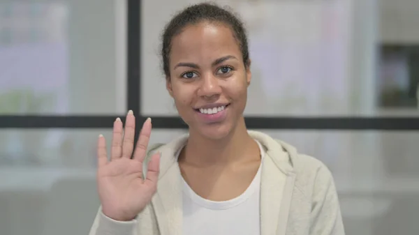 Retrato de mulher africana acenando mão, dando boas-vindas — Fotografia de Stock